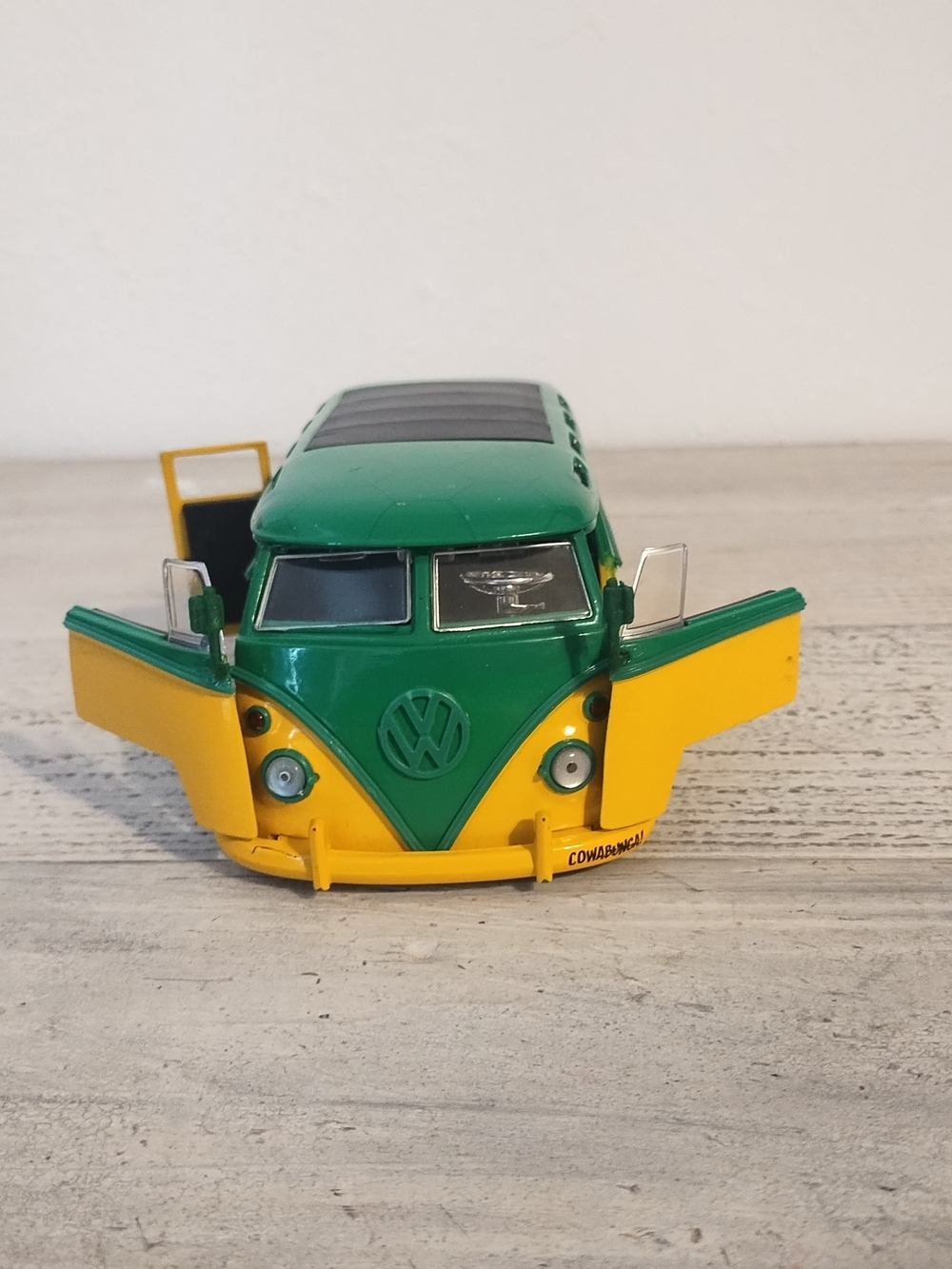 1962 Volkswagen Bus w  Teenage Mutant Ninja Turtles Jada some scratches